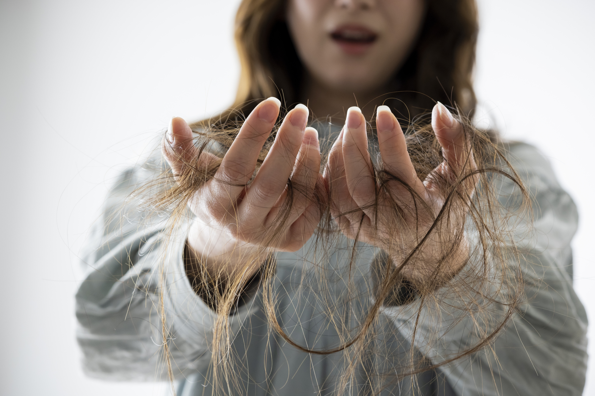 抜け毛が多い女性には共通点がある？おすすめの対策を美容師が解説